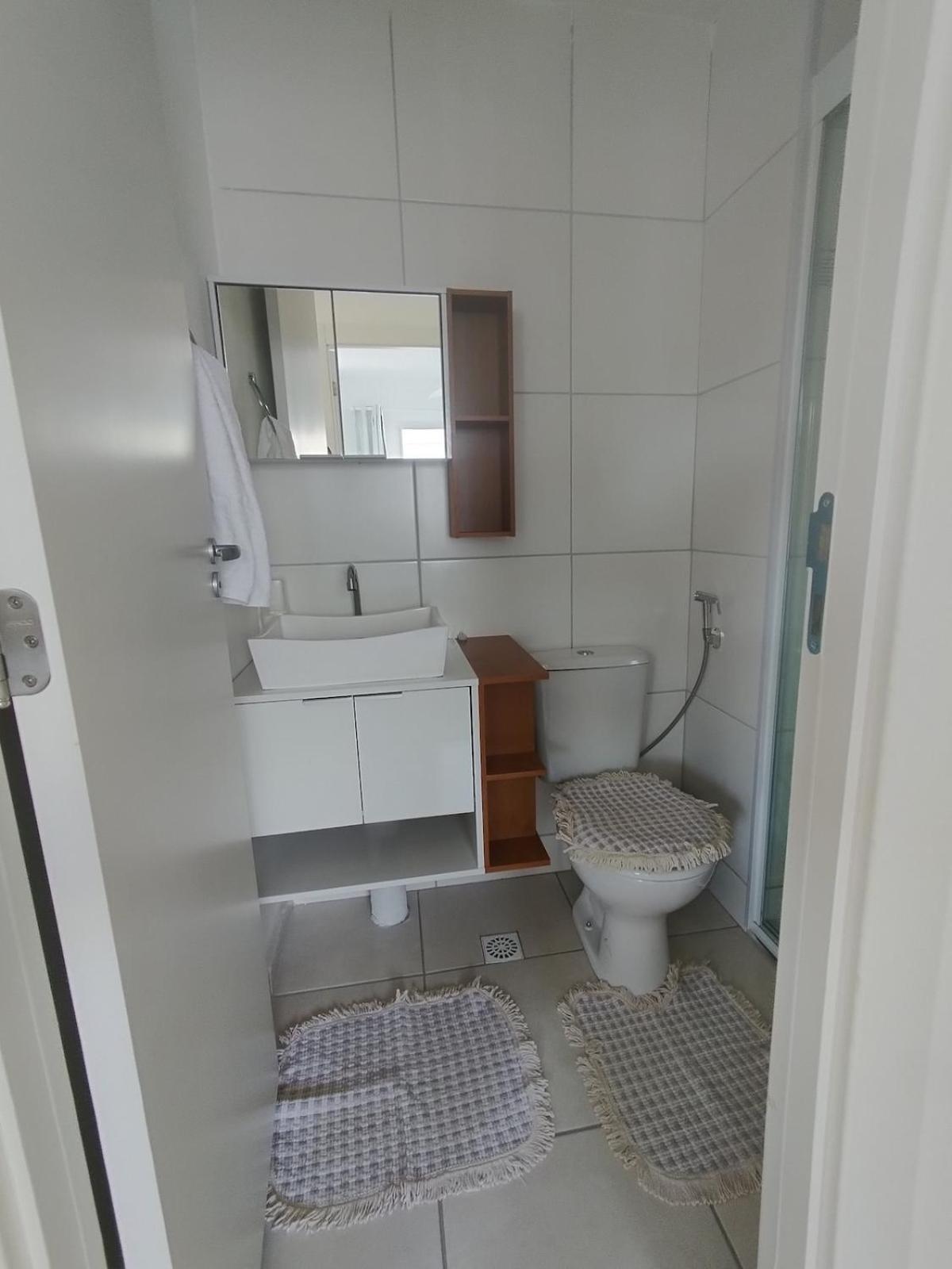 De 2 Quartos Com 1 Apartamento *
